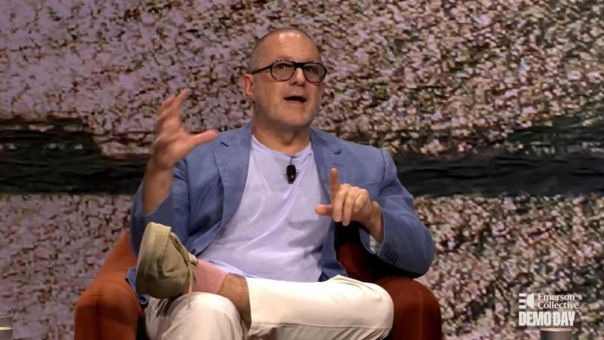 两年内面世!OpenAI神秘硬件“IO”首度解密:别刷手机了!把AI装进口袋,它想还你个“清静日子”