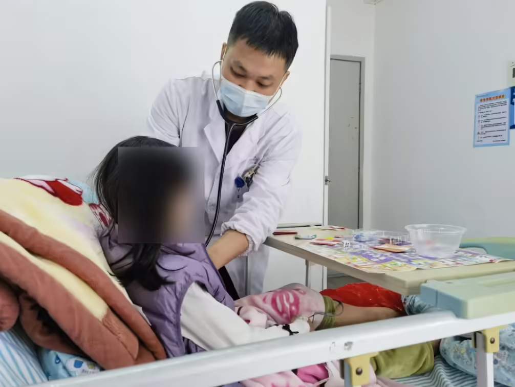 8b7b1363j00stvo3f00h9d000ry00l0p 父母用 AI 自行问诊险误孩子病情,汕头大学医学院第一附属医院提醒“用药诊断应遵循专业医生意见”